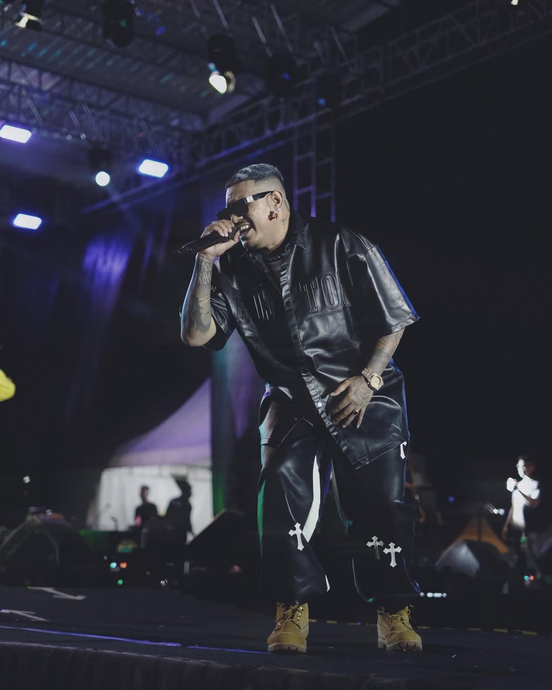 'Ngapain Repot' singer Toton Caribo on stage (instagram.com/totoncaribo)